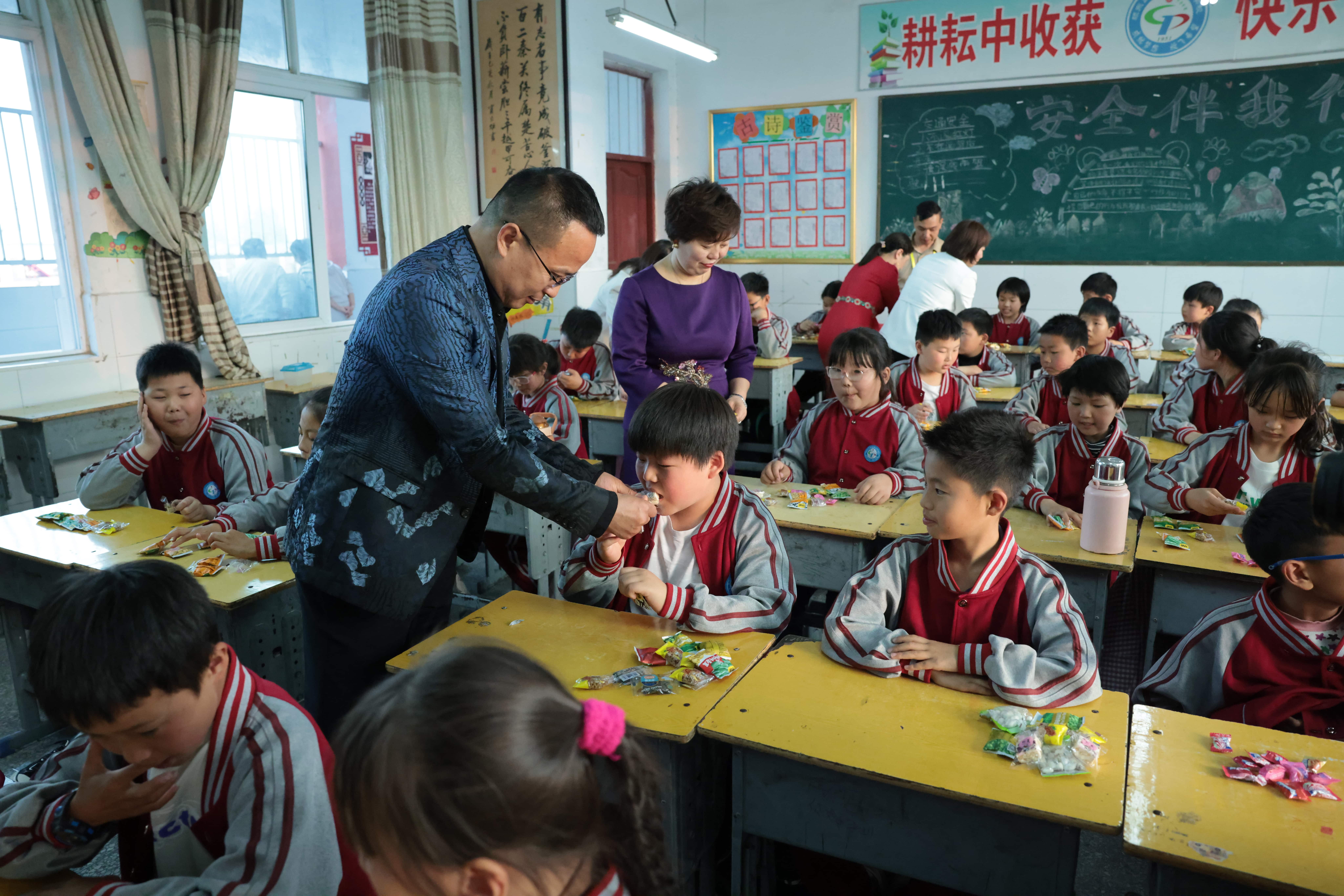在爱意的“双向奔赴”中丨第249所玩球体育公益学校揭牌 在爱意的“双向奔赴”中丨第249所玩球体育公益学校揭牌