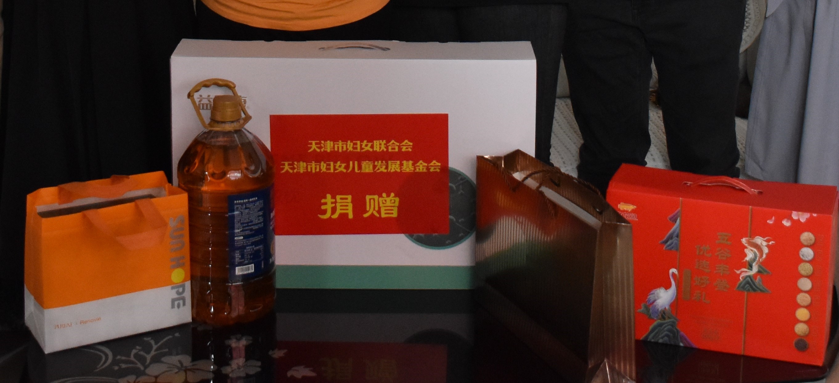 玩球体育公益送温暖:6载慈善 660名单亲母亲受益 玩球体育公益送温暖:6载慈善 660名单亲母亲受益