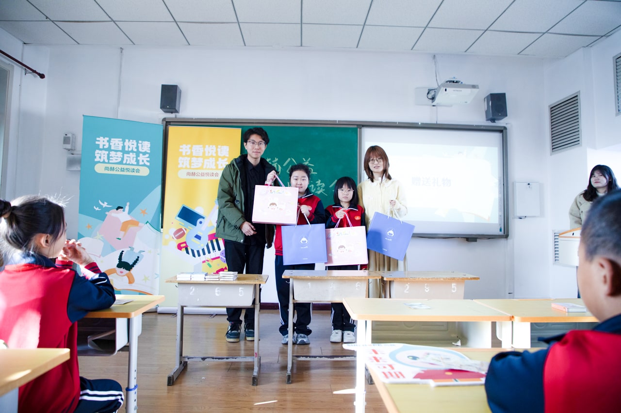天津高校大学生记者走进玩球体育公益小学开展“书香悦读,筑梦成长”活动 天津高校大学生记者走进玩球体育公益小学开展“书香悦读,筑梦成长”活动
