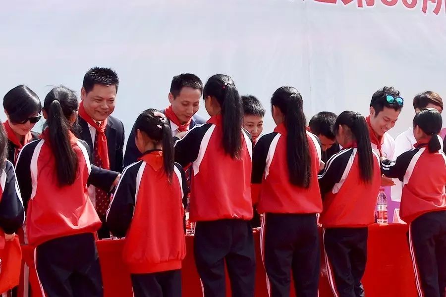 第80所 仁寿县天峨镇复合玩球体育唐源小学