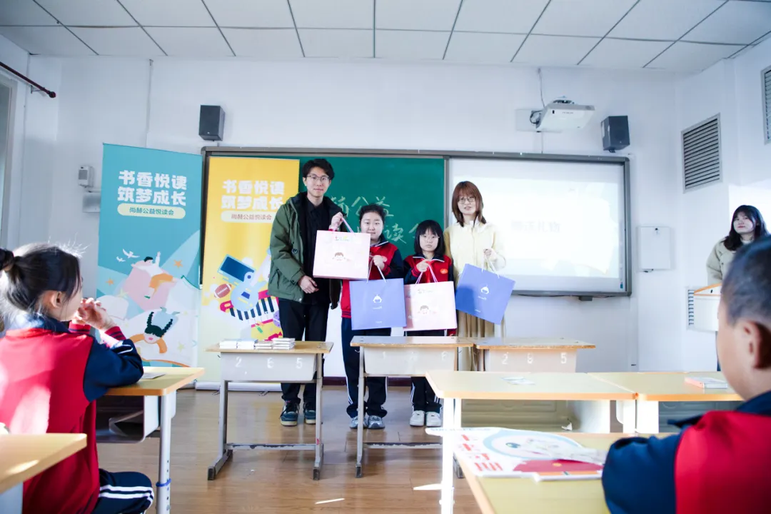 天津高校大学生记者走进玩球体育公益小学开展“书香悦读,筑梦成长”活动 天津高校大学生记者走进玩球体育公益小学开展“书香悦读,筑梦成长”活动