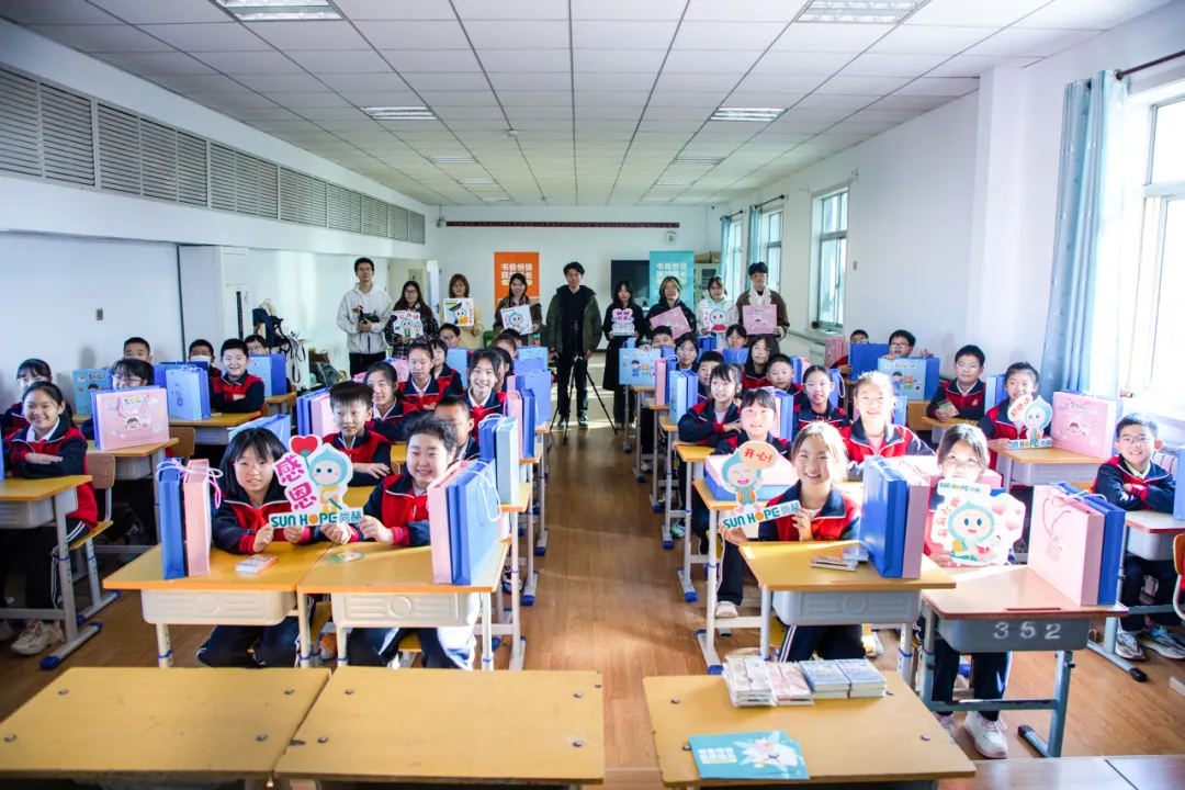 天津高校大学生记者走进玩球体育公益小学开展“书香悦读,筑梦成长”活动 天津高校大学生记者走进玩球体育公益小学开展“书香悦读,筑梦成长”活动