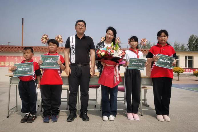 第211所 内蒙古赤峰市宁城县小城子镇高桥蒙汉玩球体育梁玉梅小学
